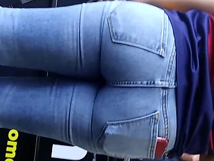 Young Latina bubble in jeans